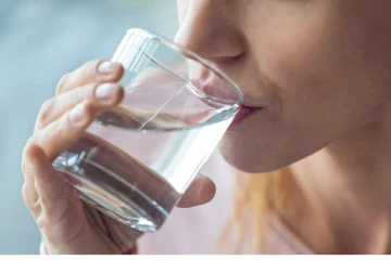 பழங்கள் சாப்பிட்டவுடன் தண்ணீர் குடிக்கக்கூடாது? மீறி குடித்தால் என்ன நடக்கும் தெரியுமா?