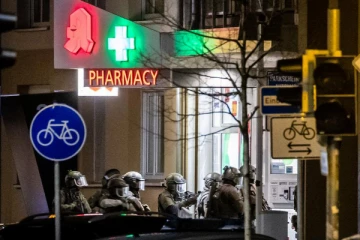 மருந்தகத்தில் பலரை பிணைக்கைதியாக்கிய இளைஞர்! பல மில்லியன் யூரோ கேட்டு அச்சுறுத்து