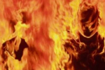 இளம்பெண்ணை உயிருடன் எரித்த குடும்பத்தினர்: அதிர்ச்சி சம்பவம்