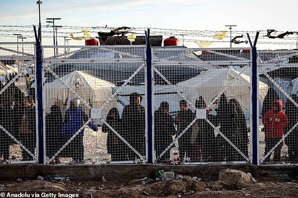 வெளிநாட்டில் தூக்குத்தண்டனையை எதிர்கொள்ளும் ஐ.எஸ் படையில் இணைந்த பிரித்தானியர்கள் | British Fighters Face Executed