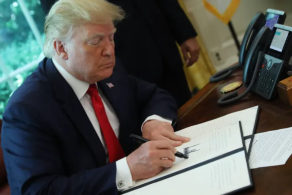 ட்ரம்ப் விதித்த 25 வீத வரி.. இலங்கையில் எரிபொருள் விலை அதிகரிக்குமா..! | Us Oil Tarrif On Iran Will It Affect Sri Lanka