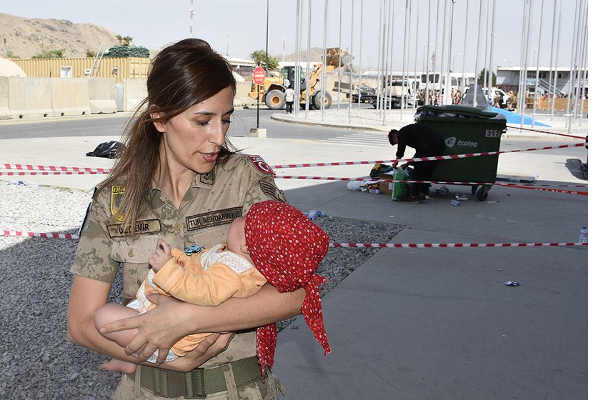 விமான நிலையத்தில் கிடந்த ஆப்கானிஸ்தான் பச்சிளம் குழந்தை - அம்மாவாக மாறிய  வீராங்கனை | Afghanistan Taliban Kabul Airport Child Missing