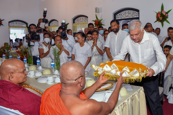 உலகிற்கு சிறந்த முன்னுதாரணமாக செயல்படுகிறார் ரணில்! வண. அக்குரெட்டியே நந்த தேரர் | Sri Lankan Political Crisis Ranil Wickremesinghe