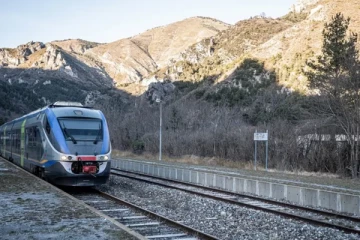ஆல்ப்ஸ் மலையிலிருந்து பெயர்ந்து விழுந்த பாறைகள்: ரயில் போக்குவரத்து கடும் பாதிப்பு