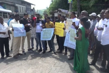 உள்ளூராட்சி சபை தேர்தலை உடன் நடத்துமாறு அரசாங்கத்தை வலியுறுத்தி போராட்டம்