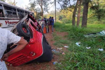 වේගය පාලනය කරගැනීමට නොහැකිව ත්‍රීරෝද රථයක් පෙරළෙයි