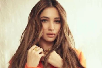 ரசிகர்களால் கலாய்க்கப்பட்ட நடிகை தமன்னாவின் உடை- பொது இடத்திற்கு இப்படியா வருவது?