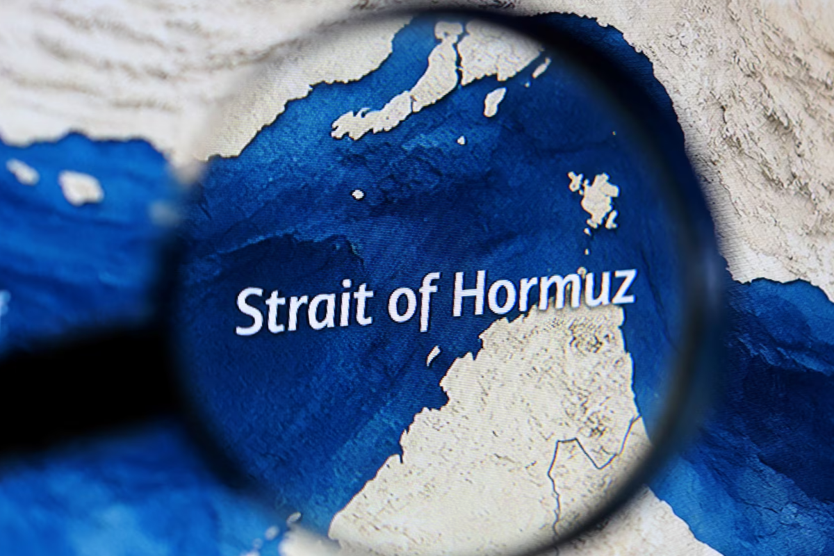 ஹோர்முஸ் நீரிணையை கடக்க முயன்ற பாகிஸ்தான் கப்பல்! அதிரடியாக தடுத்து நிறுத்திய IRGC | Iran Stops Pak Bound Ship From Crossing Hormuz