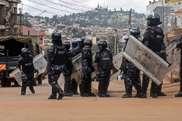 உகண்டாவில் நிலவி வரும் அரசியல் பதற்றம் : வாக்கு எண்ணிக்கையில் முன்னிலை பெற்ற ஜனாதிபதி | Olitical Tension Prevailing In Uganda