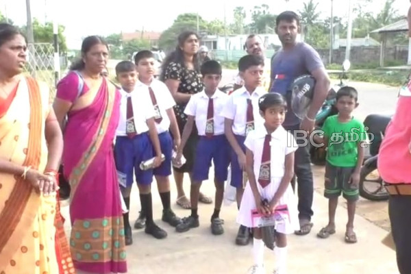 ஆரம்பமானது புலமை பரிசில் பரீட்சை - நாடுபூராகவும் ஆர்வத்துடன் பரீட்சை மண்டபத்துக்கு செல்லும் மாணவர்கள்(படங்கள்) | Scholarship Examination Sri Lanka Went Interest