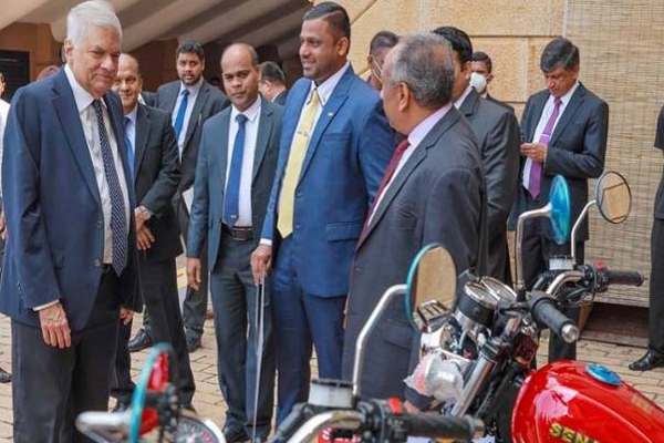 ஜனாதிபதி ரணிலிடம் கையளிக்கப்பட்ட புதிய மோட்டார் சைக்கிள்கள்! | New Motorcycles Handed Over To President Ranil