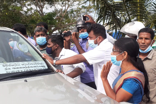 மாதகலில் மக்களை அச்சுறுத்தும் வகையில் குவிக்கப்பட்ட கடற்படை- எதிர்ப்பை வெளிப்படுத்தி அதிகாரிகளை திருப்பி அனுப்பிய மக்கள்! - ஐபிசி தமிழ்