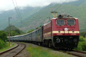 295 பெட்டிகள் கொண்ட இந்தியாவின் மிக நீளமான ரயில்.., எது தெரியுமா?