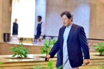 ஆட்சி கவிழ்ப்பு; வெளியேறினார் இம்ரான் கான்!