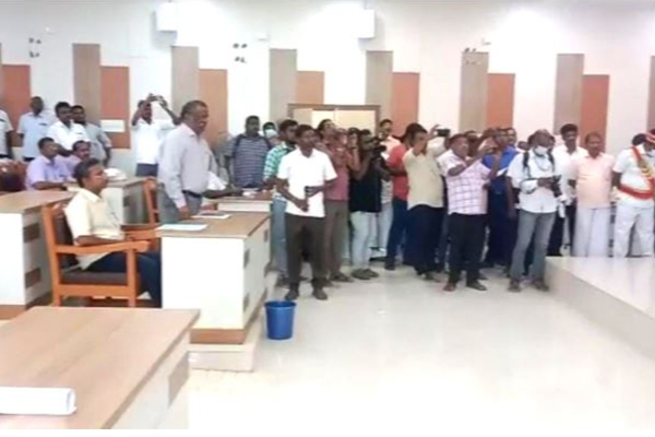 செல்போனை நோண்டிக் கொண்டிருந்தால் கைகொடுக்குமா?-அதிகாரியை கண்டித்த அமைச்சர் நேரு | Review Meeting Nehru Reprimanded The Officer செல்போனை நோண்டிக் கொண்டிருந்தால் கைகொடுக்குமா?-அதிகாரியை கண்டித்த அமைச்சர் நேரு | Review Meeting Nehru Reprimanded The Officer