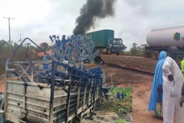 வெளிநாடொன்றில் விபத்தில் சிக்கி பற்றி எரிந்தது எரிபொருள் தாங்கி : பலர் கருகி மாண்டனர்