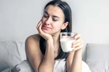 தூங்கும் முன்பு பாலில் இதை மட்டும் சேர்த்து குடிங்க... அதிசயத்தை உணர்வீங்க