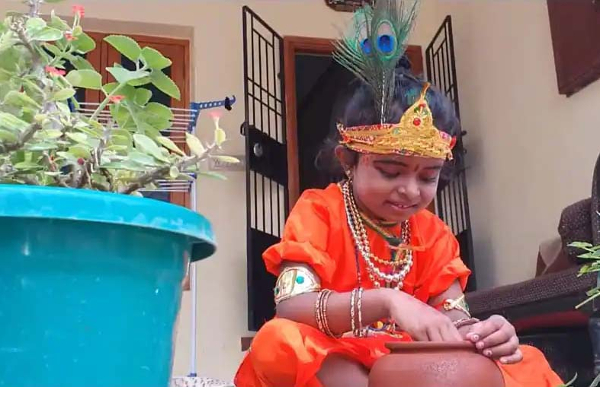 மகளை கிருஷ்ணராக மாற்றிய இஸ்லாமிய பெற்றோர்! இணையத்தில் வைரலாகும் புகைப்படம் | Muslim Couple Daughter Dressing Krishna