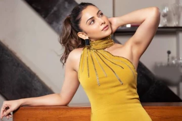 செம ட்ரெண்டிங் லுக்கில் மிரள வைத்த கார்த்தி பட நடிகை... குவியும் லைக்குகள்