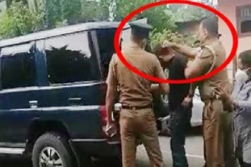 நடுவீதியில் சட்டத்தரணியின் மகனை சீருடையில் தாக்கிய காவல்துறை அதிகாரி