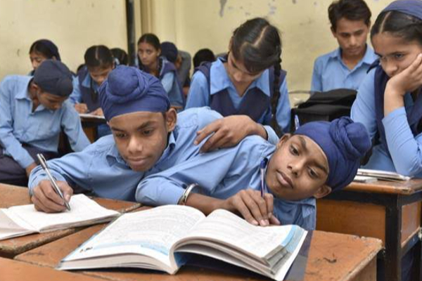 Real Life மாற்றான்.... ஒட்டிப்பிறந்த இரட்டையர்களுக்கு அரசு வேலை! | Onjoined Twins Sohna And Mohna In Govt Job