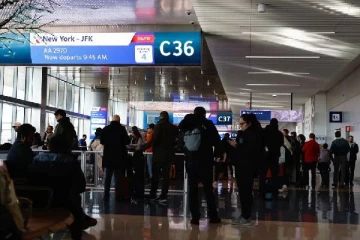 ஒரேயடியாக 1,600 விமானங்களை ரத்து செய்த பிரபல நிறுவனங்கள்: கடும் அவதியில் பயணிகள்