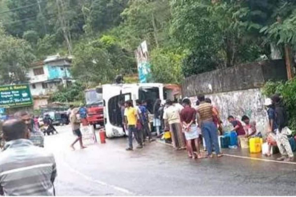 தடம்புரண்ட எரிபொருள் தாங்கி - பெருமளவில் விரயமாகும் எரிபொருள்! - ஐபிசி தமிழ்