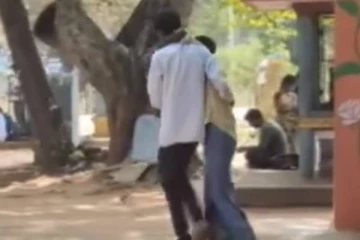 குடிமகனா ஓட்டு போடசொன்னது உண்மையாதான் இருக்கு! போதையில் ஓட்டு போட்ட நபர்..