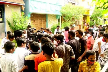 யூடியூபர் மதனை காண வீட்டின் முன்பு குவிந்த இளைஞர்கள்