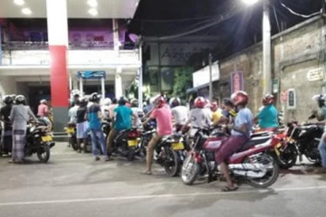 அம்பாறையில் மீண்டும் ஆரம்பமான பெட்ரோல் வரிசை!