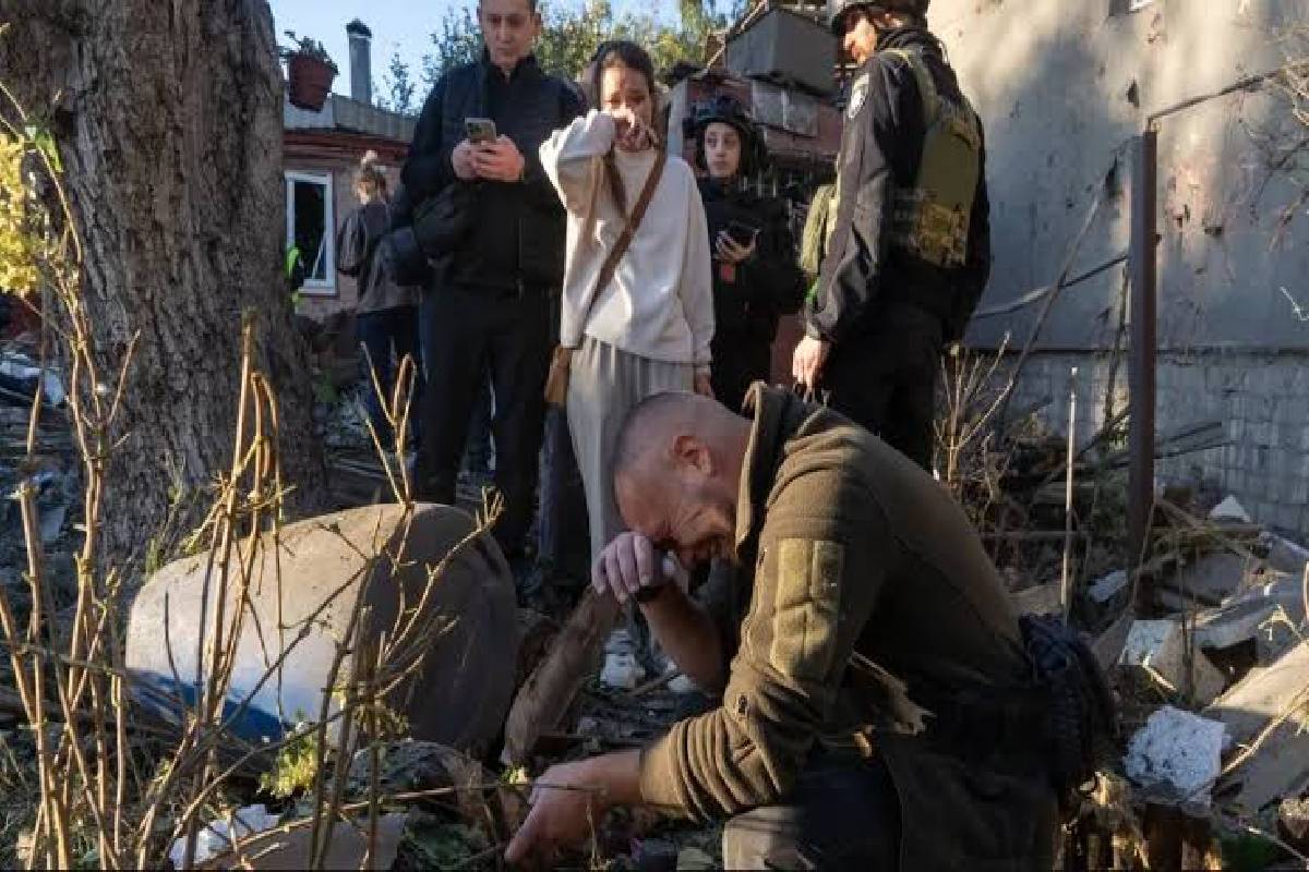 உக்ரைன் மீது ரஷியா நடத்திய தாக்குதலில் 6 பேர் உயிரிழப்பு | Six People Killed In Russian Attack On Ukraine உக்ரைன் மீது ரஷியா நடத்திய தாக்குதலில் 6 பேர் உயிரிழப்பு | Six People Killed In Russian Attack On Ukraine
