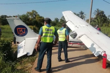 தேன் நிலவிற்காக இலங்கை வந்த வெளிநாட்டு தம்பதி விமான விபத்தில் படுகாயம் (Video)