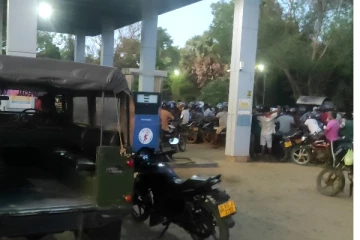 முல்லைத்தீவில் எரிபொருள் நிரப்பு நிலையத்தில் ஏற்பட்ட குழப்ப நிலை (Photos)