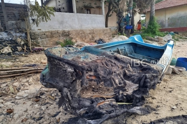 யாழில் அதிகரிக்கும் வன்முறை - மர்மமான முறையில் தீக்கிரையான படகு | Boat Mysteriously Catches Fire In Jaffna