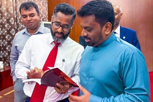 வைத்தியர் ஷாபி ஷிஹாப்தீன் தொடர்பான நுால் ஜனாதிபதியிடம் கையளிப்பு | Book Run Dhoni Was Presented To The President