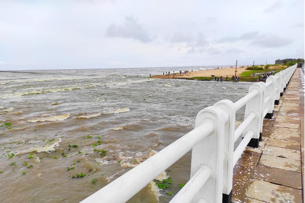 கொட்டித்தீர்த்த மழை; பல இடங்களில் வெள்ள அனர்த்த நிலை! | Flood Emergency Of Amparai District