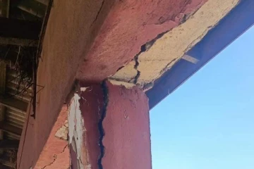 பயணிகளின் உயிர்களுக்கு ஆபத்தானதாக மாறியுள்ள பம்பலப்பிட்டி புகையிரத நிலைய பாலம்