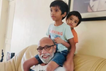 தாத்தாவின் தோள் மீது ஒய்யார ஆட்டம் போடும் பேரக்குழந்தைகள்! சத்யராஜின் மகன் வெளியிட்ட அரிய புகைப்படம்
