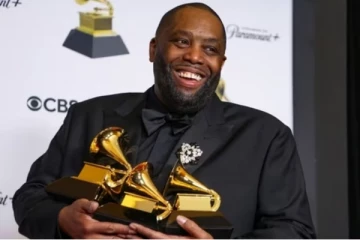 மூன்று Grammy விருதுகளை வென்ற கையோடு காவலில் வைக்கப்பட்ட பாடகர்