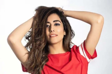 அரபிக் குத்து பாடகியா இது.. நீச்சல் குளத்தில் என்ன செய்கிறார் பாருங்க