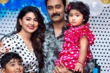 அழகு தேவதையாய் ஜொலிக்கும் மகள்... இளம் நடிகைகளையும் மிஞ்சிய பேரழகில்  சினேகா! வைரலாகும் குடும்ப புகைப்படம்