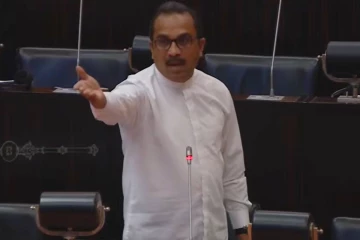 කතානායක වනචරයන්ට බය වෙලා පාර්ලිමේන්තුව විහිළුවක් වෙලා - ඇමති බිමල් පාර්ලිමේන්තුවේ දෙහි කපයි