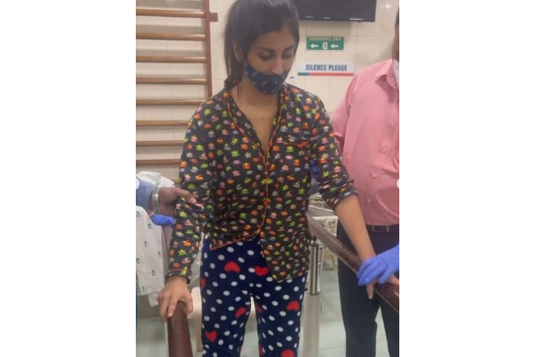 விபத்தில் சிக்கி படுத்தபடுக்கையில் இருக்கும் நடிகை யாஷிகாவின் தற்போதைய நிலை- வெளிவந்த புகைப்படங்கள் | Yaashika Anand Latest Click