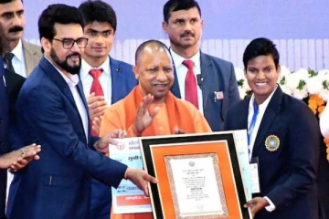 DSP ஆக நியமனம் செய்யப்பட்ட கிரிக்கெட் வீராங்கனை தீப்தி சர்மா.., 3 கோடி ரூபாயும் பரிசு