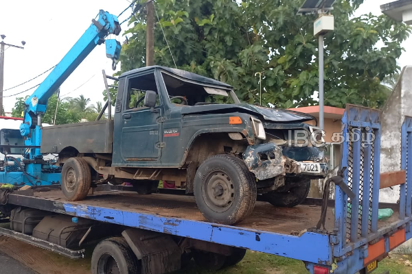 யாழ். கோப்பாயில் விபத்து - பேருந்து நிலையத்தை உடைத்துக் கொண்டு புகுந்த வாகனம் | Road Accident In Jaffna யாழ். கோப்பாயில் விபத்து - பேருந்து நிலையத்தை உடைத்துக் கொண்டு புகுந்த வாகனம் | Road Accident In Jaffna