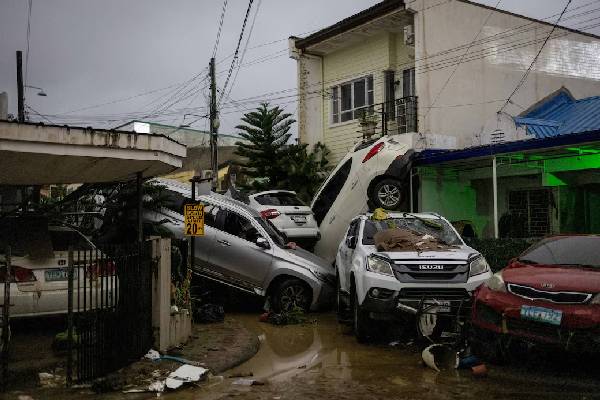 ஆசிய நாடொன்றை மொத்தமாக உருக்குலைத்த புயல்... 50 கடந்த இறப்பு எண்ணிக்கை | Typhoon Wreaks Havoc Philippines