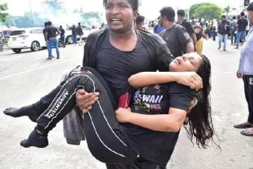 இலங்கை போராட்டம்: சமூக ஊடக பக்கத்தில் கலங்கடித்து வரும் புகைப்படம்!