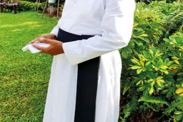 யாழில் தேவாலயத்தில் பாதிரியாரின் கழுத்தில் கத்தி வைத்து கொள்ளை!