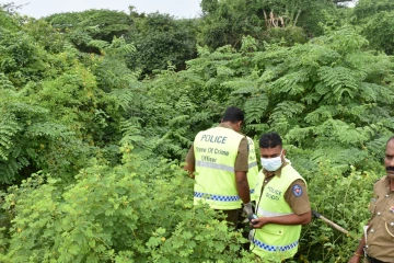 தமிழர் பகுதியில் மரப்பொந்திற்குற்குள் மீட்கப்பட்ட பொருட்களால் பரபரப்பு