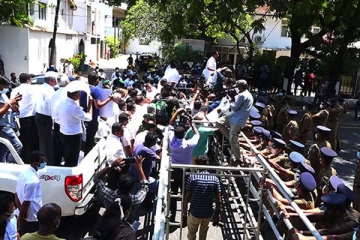 சிறிலங்காவின் தலை நகரில் குழப்ப நிலை! காவலரணை உடைக்க முயற்சித்ததால் ஏற்பட்டுள்ள பதற்றம்